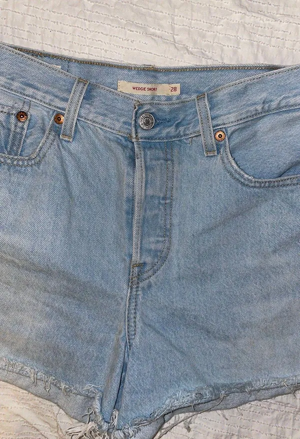 Levi’s wedgie short shorts size 28 - Image 2