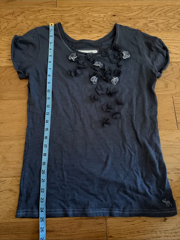 S - Abercrombie & Fitch - Charcoal Puff Sleeve Floral Appliqué Tee - Image 7
