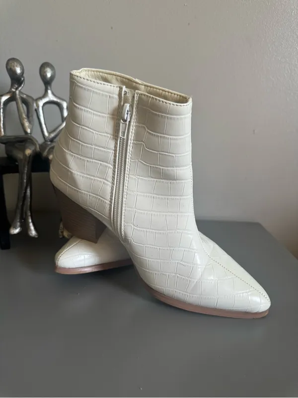 Forever 21 White Croc-Textured Ankle Booties with Block Heel - Image 5