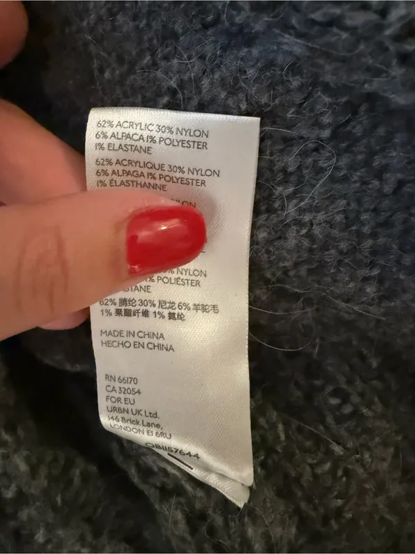 Urban Outfitters Dark Gray Cropped V-Neck Cable Knit Cardigan - Image 4