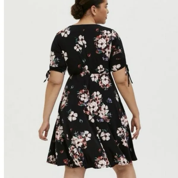 Torrid Pink Floral Studio Knit Short Tie Sleeve‎ V Neck Dress Size 1X - Image 3