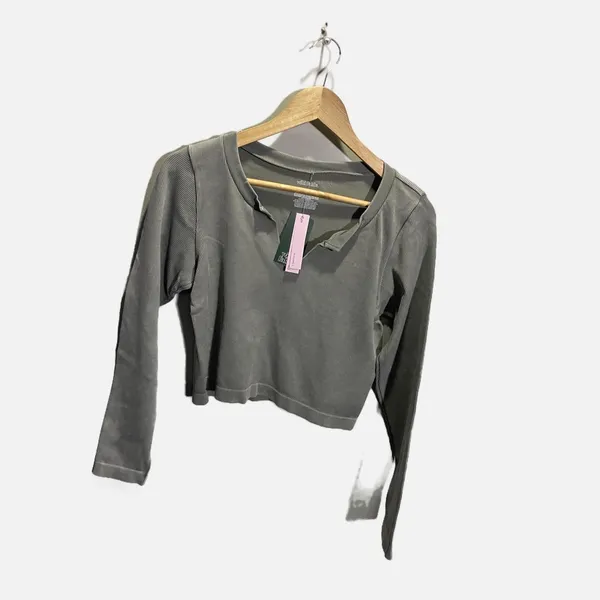 Wild Fable Womens Seamless Long Sleeve Notched Neck Ribbed Crop Top Gray‎ M - Image 3