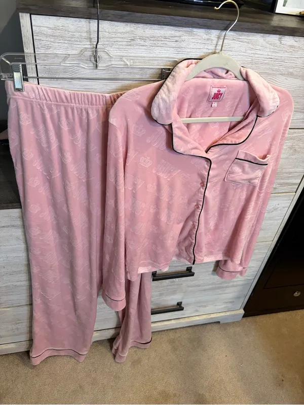 Juicy Couture Pajama Set Large Pink Velour Long Sleeve Notch Collar Top & Pants - Image 3