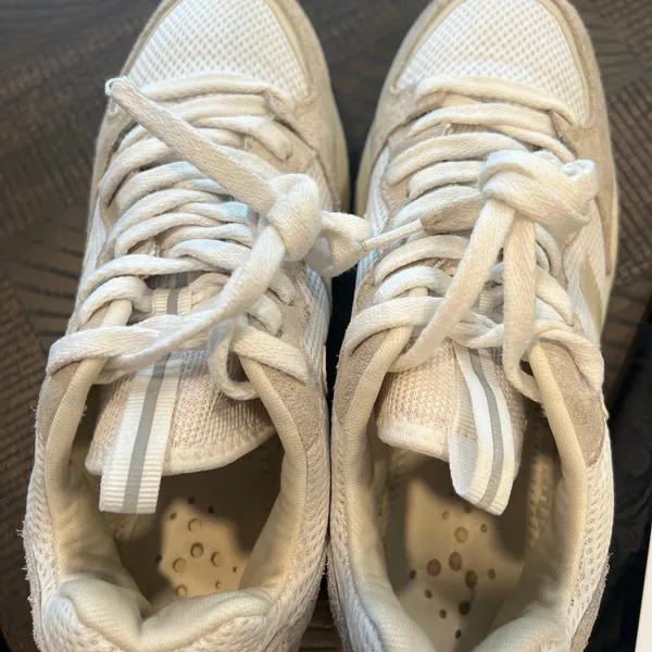 Veja Venturi Alveomesh sneakers white/ suede beige 8 Women - Image 11