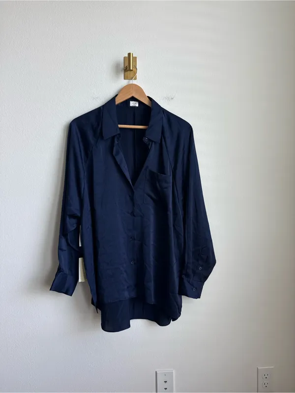 Wilfred by Aritzia Satin Button Down Blouse Navy Blue Women's Medium NWT - Image 4