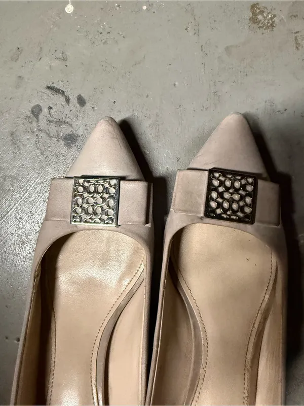 Coach Astor Women's Beige Pointed Toe Leather Heels Size 7.5 - Image 2