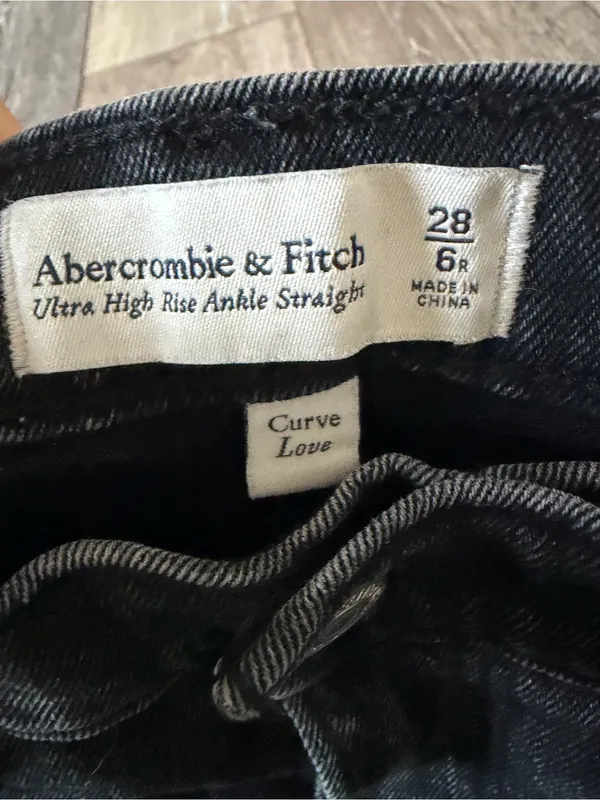 Abercrombie & Fitch Curve Love Ultra High-Rise Ankle Straight Black Jeans - Image 2