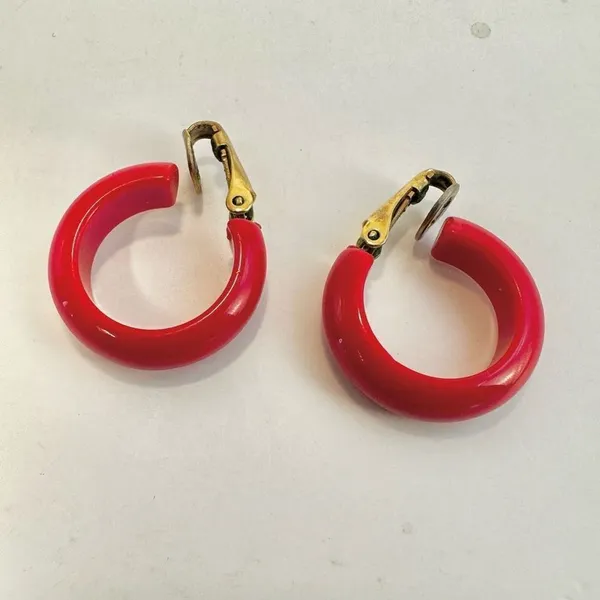 Red and gold tone vintage hoop earrings - Image 4