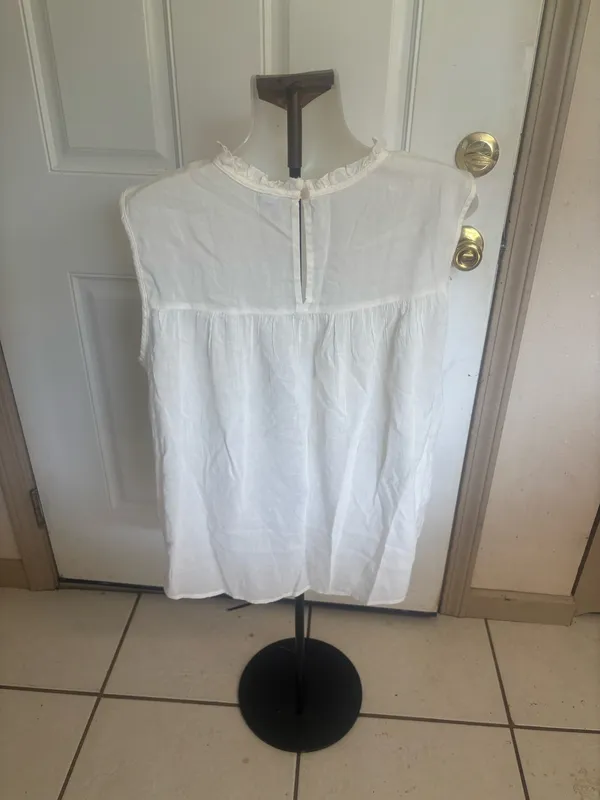 XL Old Navy Creme De La Creme Ruffled Lace-Trim Sleeveless Blouse. - Image 3