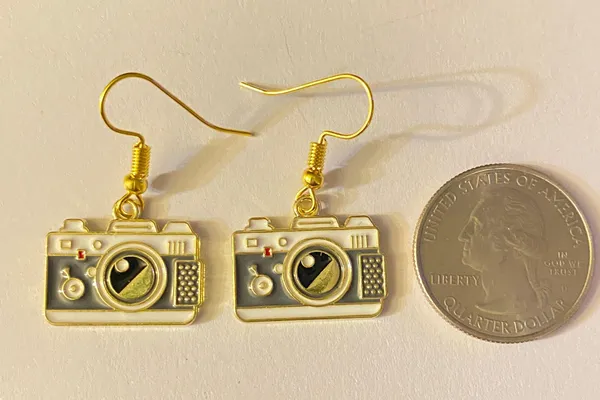 📸 camera dangle earrings - Image 3