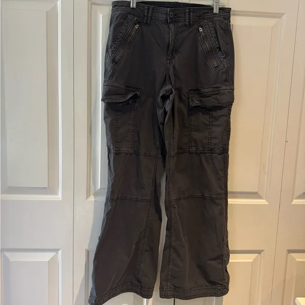 American Eagle Stretch Baggy low rise flare cargo pant size 6 - Image 2