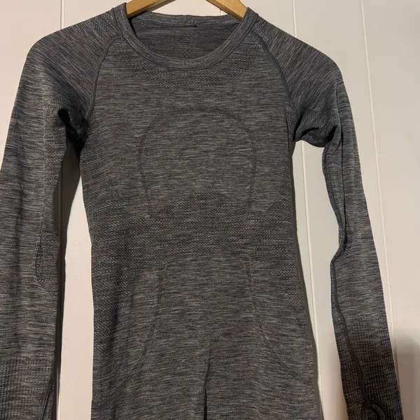 Lululemon Swiftly Tech Long Sleeve Gray Thumbhole Running Top Size 2 Athletic - Image 4
