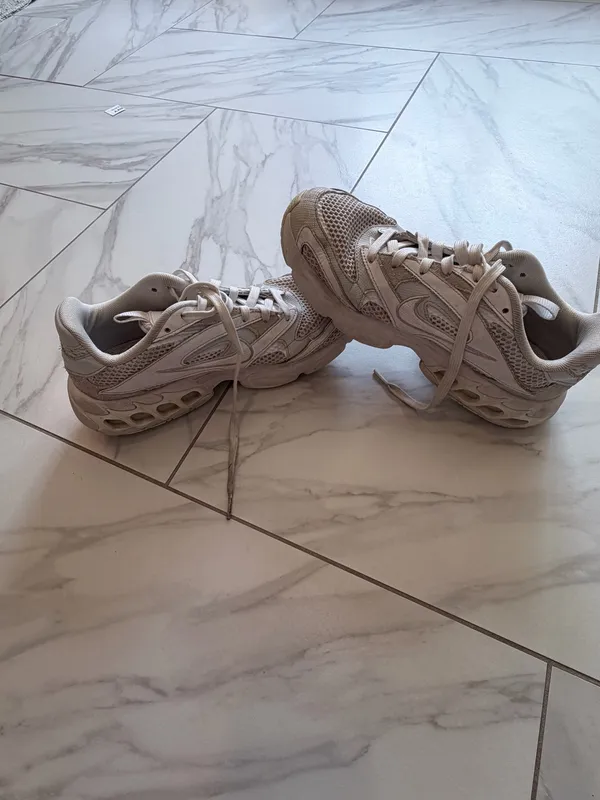 Nike Air Shoes. White size 8.5 - Image 6