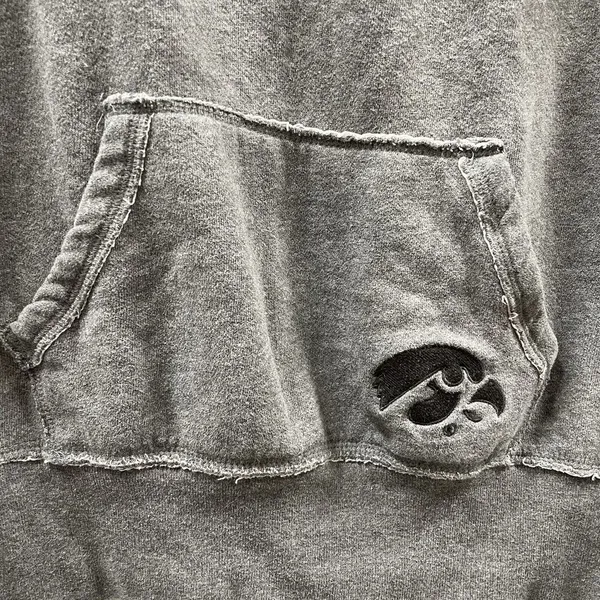 Campus Heritage‎ Iowa Hawkeyes Womens Medium Sweatshirt Gray Wide Neck College - Image 4