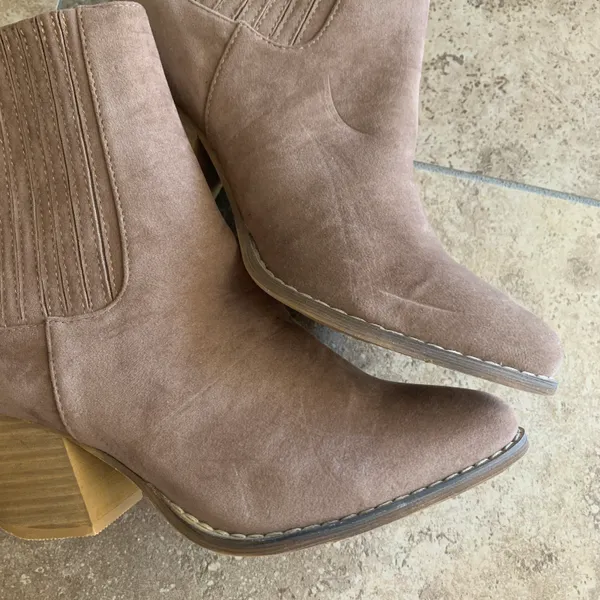 NEW Taupe Pointed Toe Bootie Tan Size 6.5 - Image 3