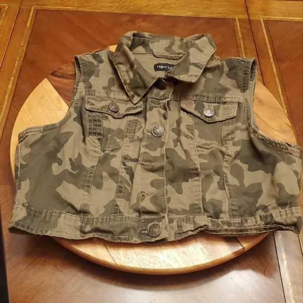 NEW LOOK CAMO SLEEVELESS JACKET LARGE SIZE - Image 2