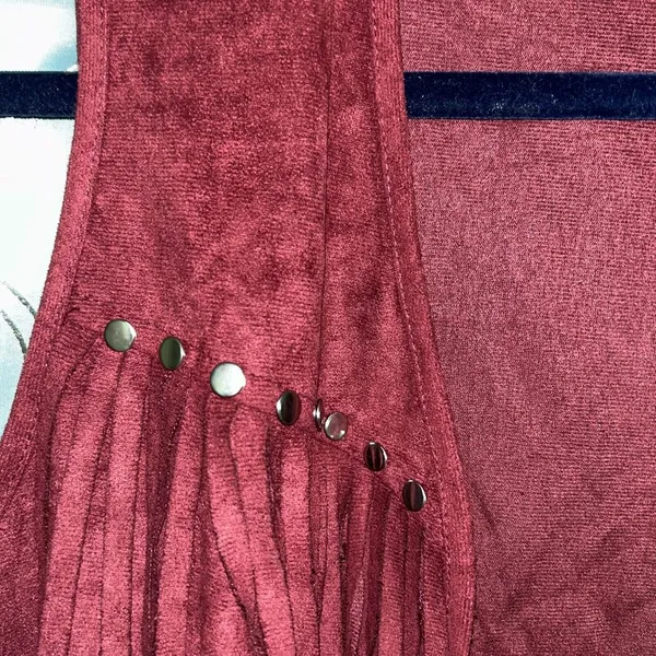 Meaveor Faux Suede Fringe Short Vest. EUC. Size Medium. Burgundy - Image 3