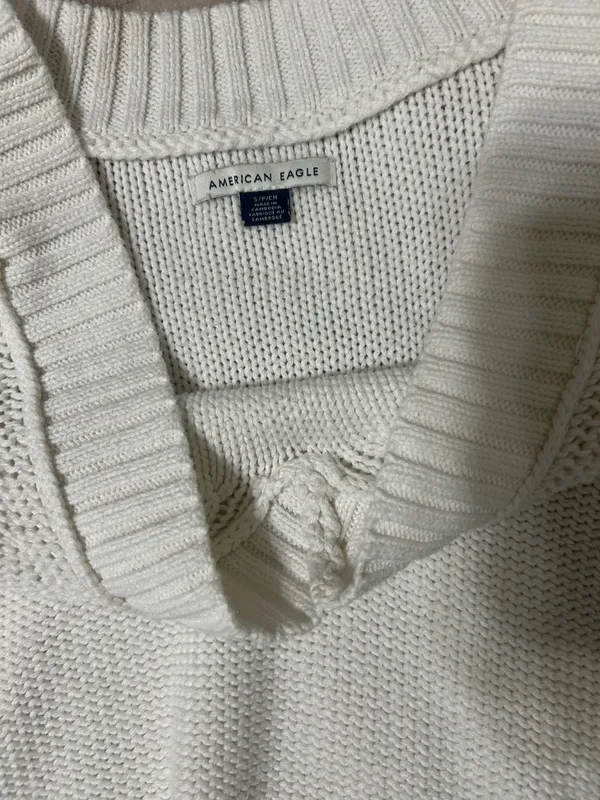 American Eagle Outfitters Ivory Cable-Knit V-Neck Sweater - Image 2