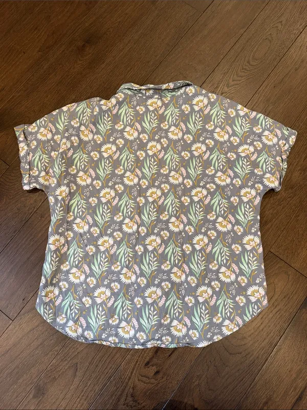 Universal Thread Floral Short Sleeve Button-Front Top  Medium - C16-061 - Image 7