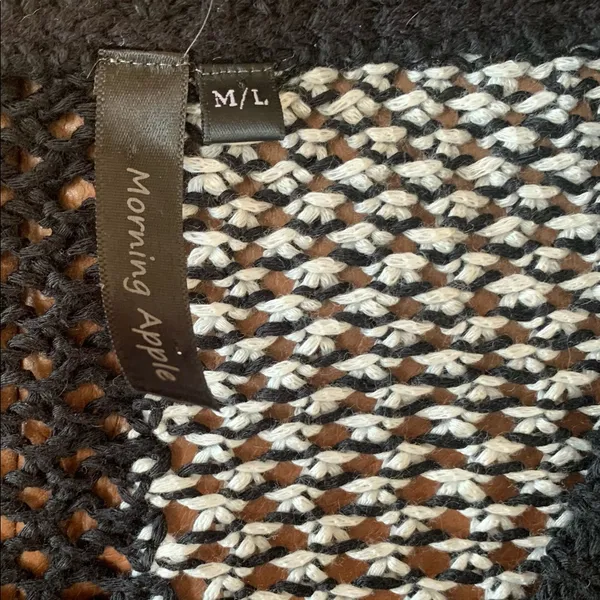 Black and White Square Sweater Size M - Image 4