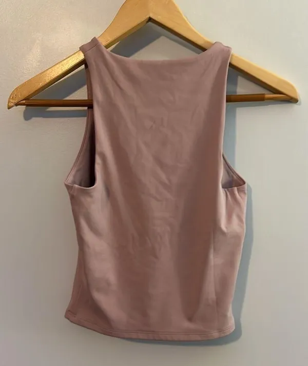 Womens athletic crop top in an extra small XS in a dusty rose mauve color - Image 3