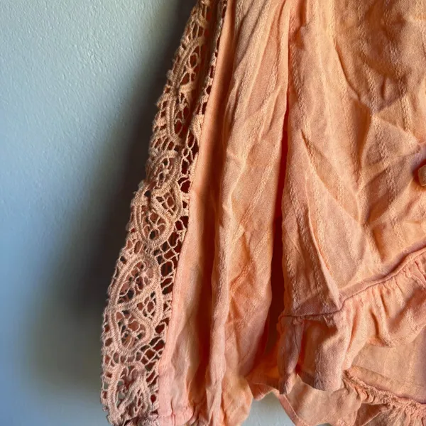 American Eagle V-Neck Lace Tie-Front Blouse in Coral Size Medium Boho Beach - Image 4