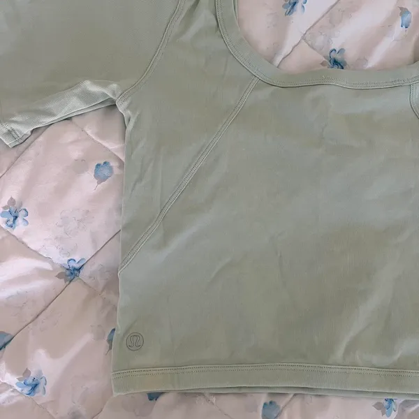 Lululemon Cropped Mint Green Short Sleeve Top - Image 2