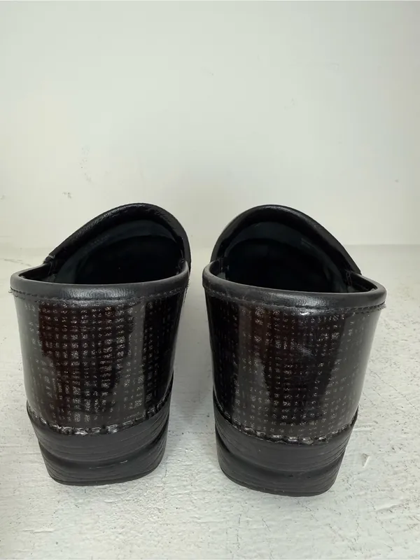 Dansko Black clogs with subtle grid pattern #clogs #comfort size 40 USA 9.5-10 - Image 4