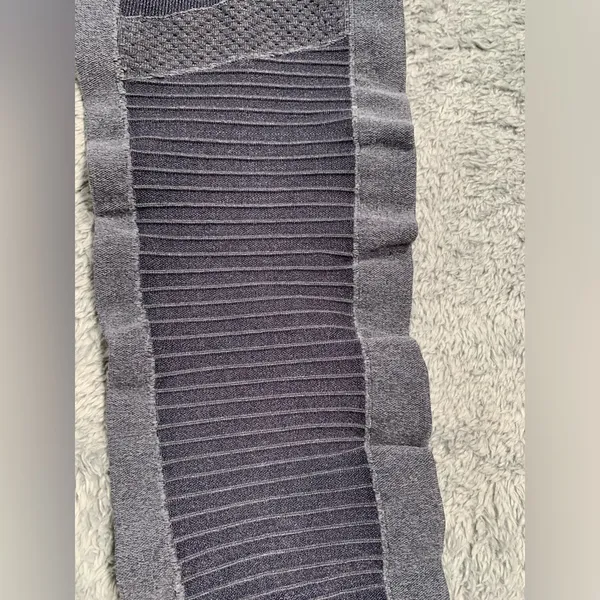 Alo yoga Gray Leggings SAMPLE large - Image 9