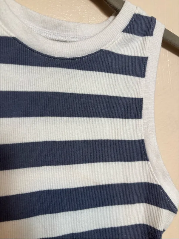 Hollister Women’s Teen Tank Top Shirt Sleeveless Gray White Striped Ribbed Tank - Image 2