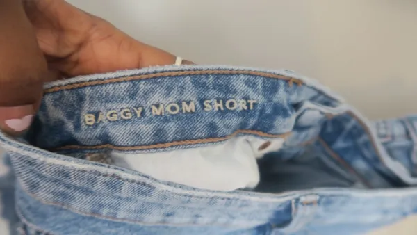 American Eagle Outfitters baggy mom short shorts ripped in light wash blue size 4. - Image 12