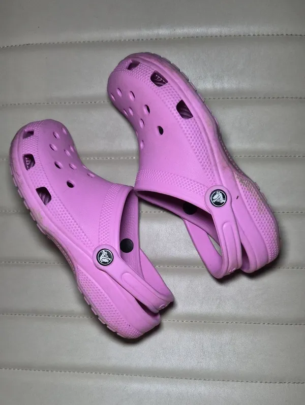 CROCS Womens 7 Clogs in Bright Pink - Image 7
