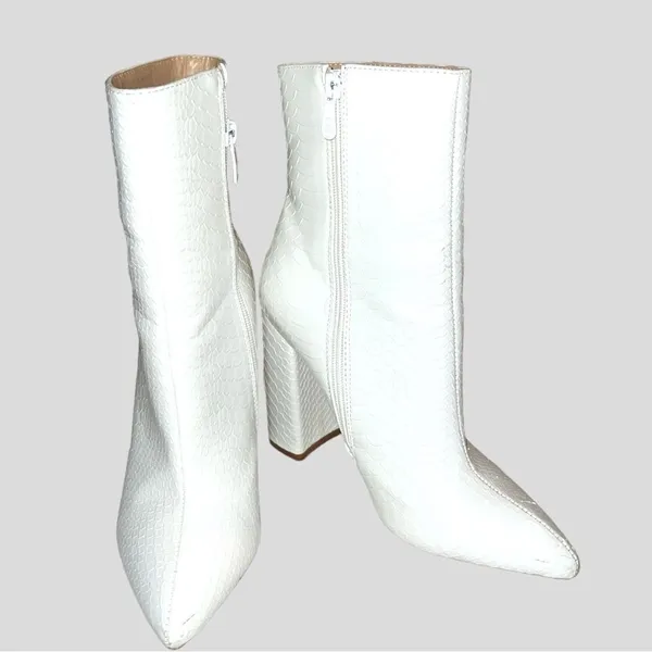 Pretty little thing cute white faux snake skin design! - Image 4