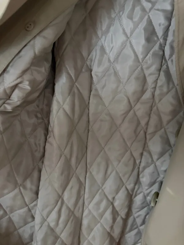 Classic Beige Women's Trench Coat with removable quilted insert Uniqlo large - Image 4