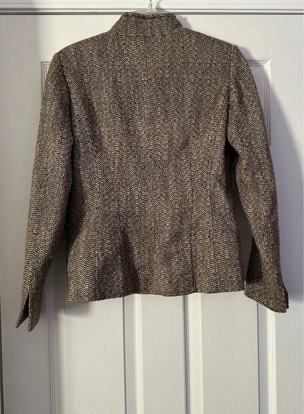 Oscar de la Renta Tweed Jacket & Skirt Set are a size 6. - Image 10