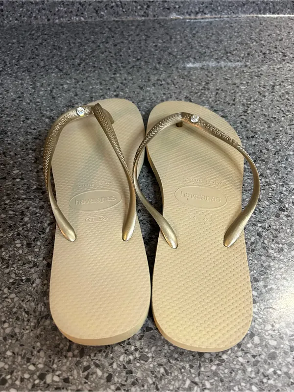 Havaianas Women’s Slim Flip Flops - Beige Footbed with Gold Straps - Image 3