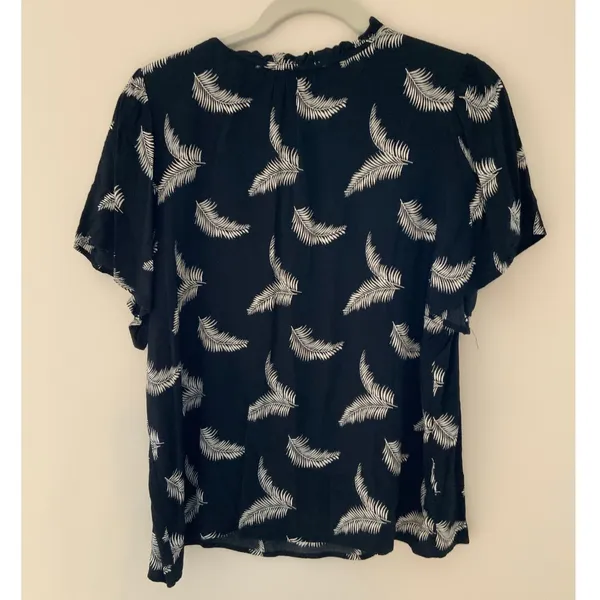Loft‎ Women's black v neck blouse with feathers size large - Image 3