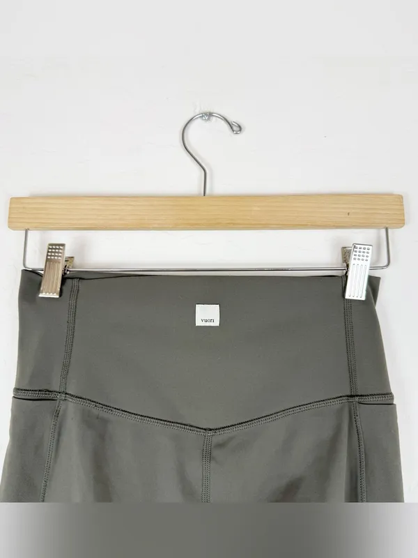 Vuori Studio Pocket Leggings in Oregano Green - Image 2