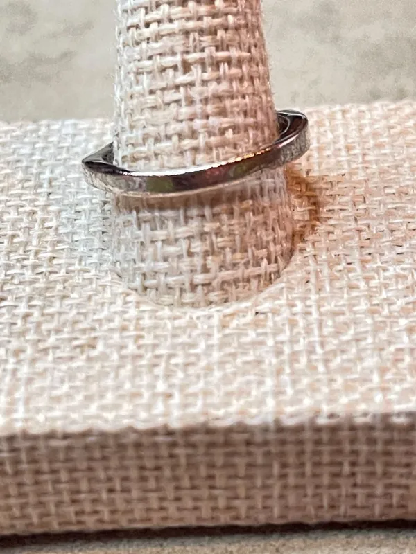 Vintage Y2K EDCO Silver Tone Simulated Peridot & White Crystal Swirl ByPass Ring - Image 4