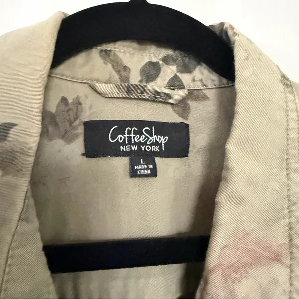 Coffee Shop Green Lightweight Jacket With Floral Pattern Size Large - Image 4