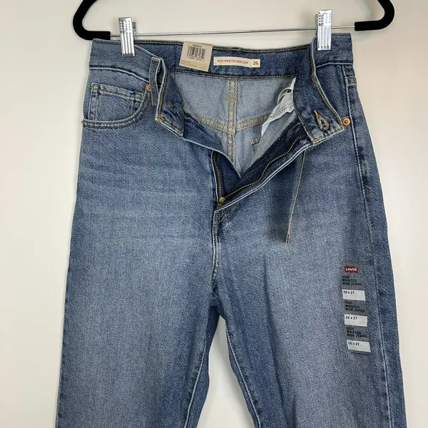 NWT Levi's High Waisted Mom Jean's Medium Wash Size 26x27 - Image 3