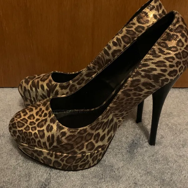 Deb Cheetah Heels Gold Size 8 - Image 2