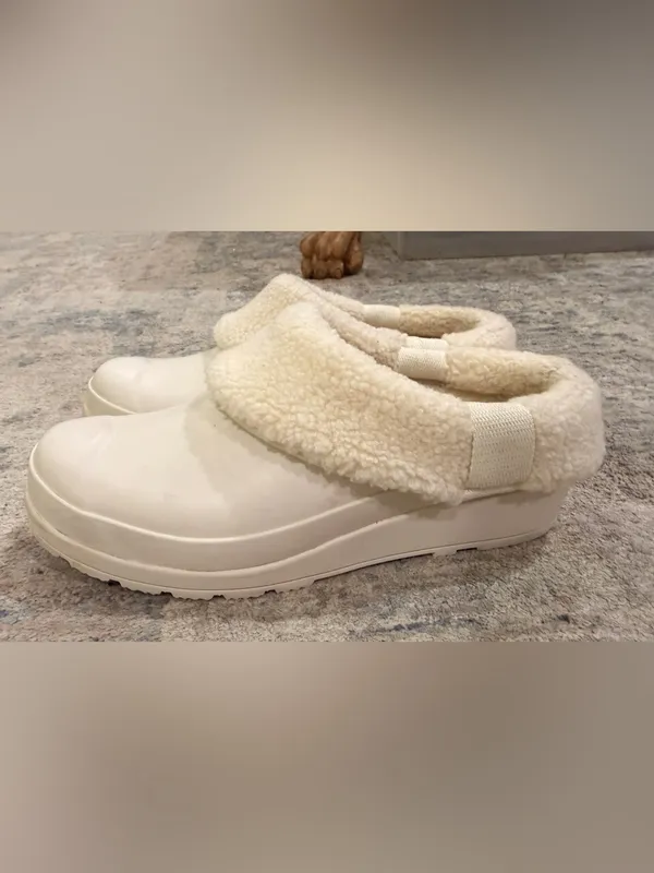 Hunter Cozy Cream Faux Shearling Slip-On Clogs - Image 5