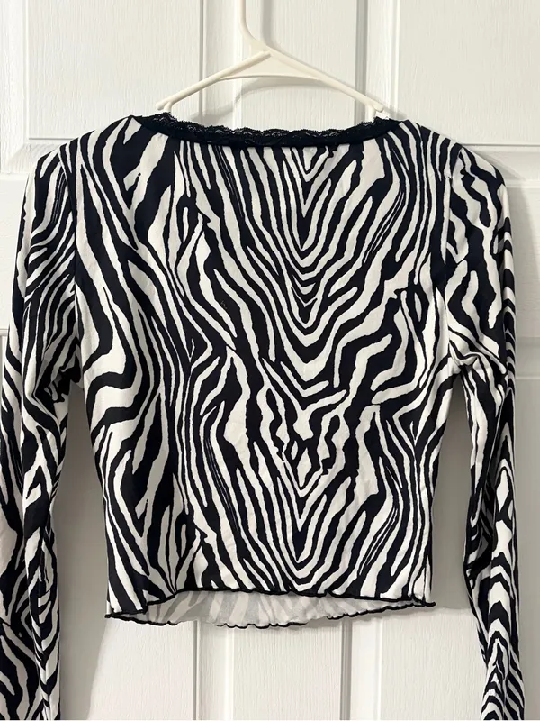 SHEIN Black & White Zebra Lace-Trim Long Sleeve Crop Top - Image 4