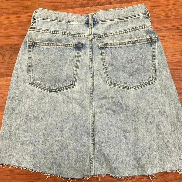 Zara Pearl Denim Skirt size small - Image 6