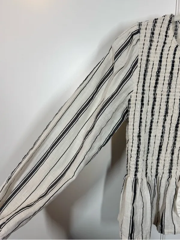 Buckle Blu‎ Pepper Striped Smocked Tie Front Peplum Top size medium gray cream - Image 7