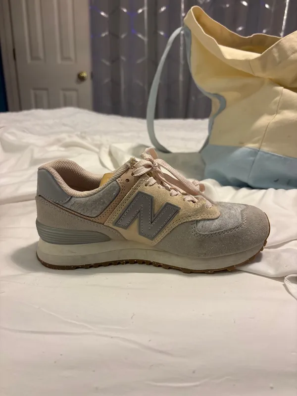 Pink and grey new balance shoes - Image 2