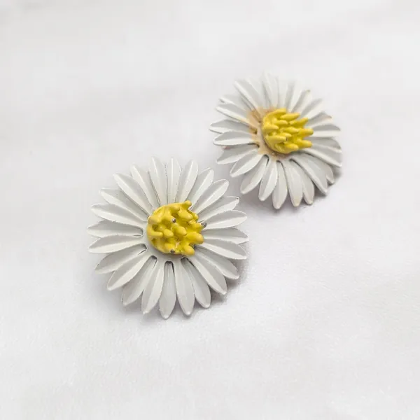 Vintage Clip On Earrings 1" Large Daisy Flower - Floral Whimsical Summer Theme - Image 4