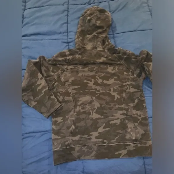 Lululemon rare black camo hoodie size 8‎ - Image 2