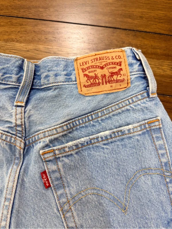 Levi’s 501 Women’s W24 High Rise Distressed Cutoff Denim Shorts Light Wash - Image 13